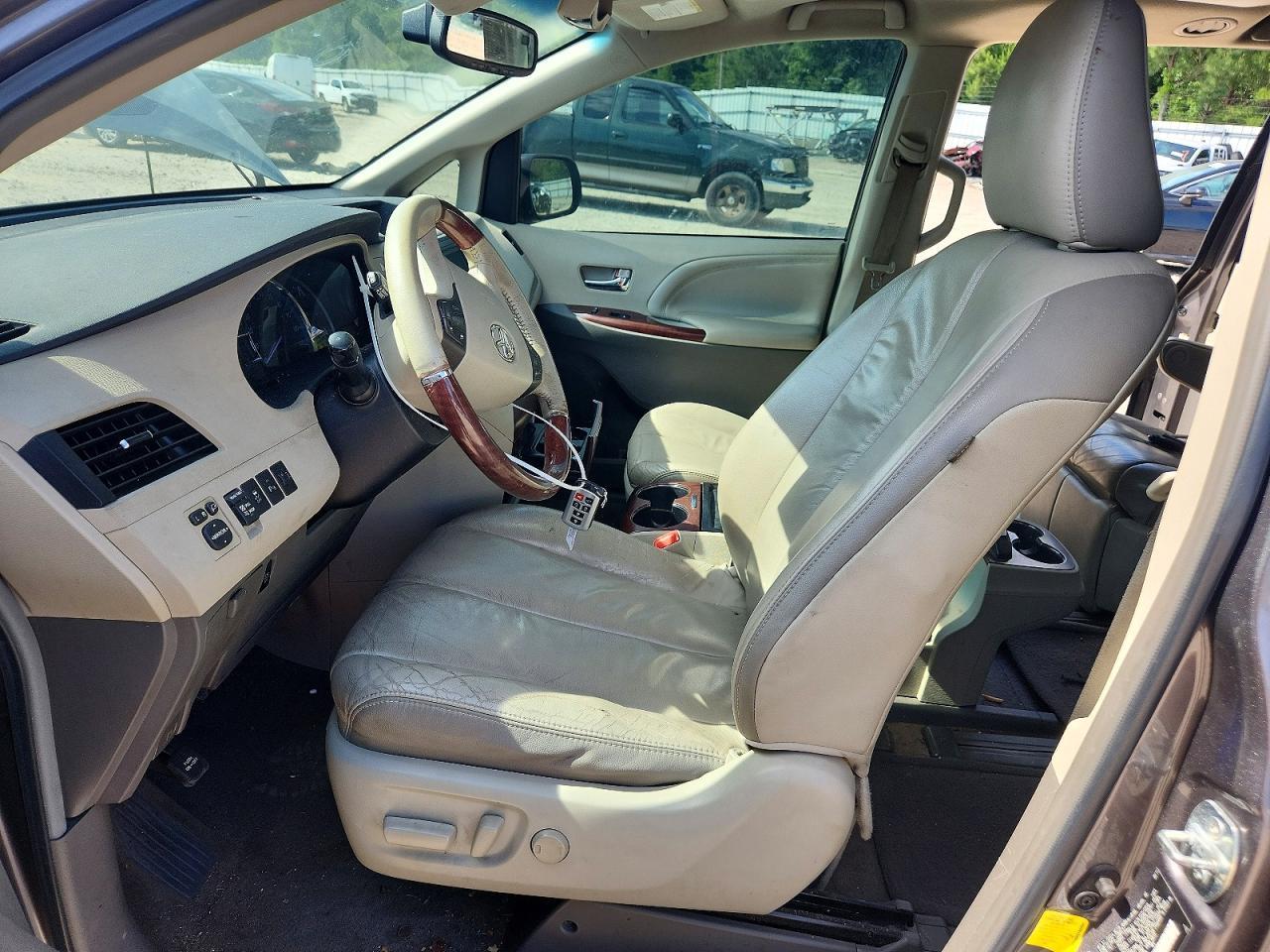 2011 Toyota Sienna Limited 7-Passenger - Image 7