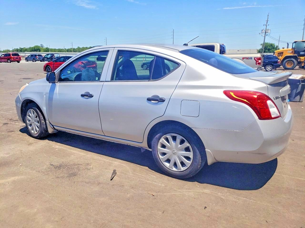 2014 Nissan Versa 1.6 S Plus - Image 2