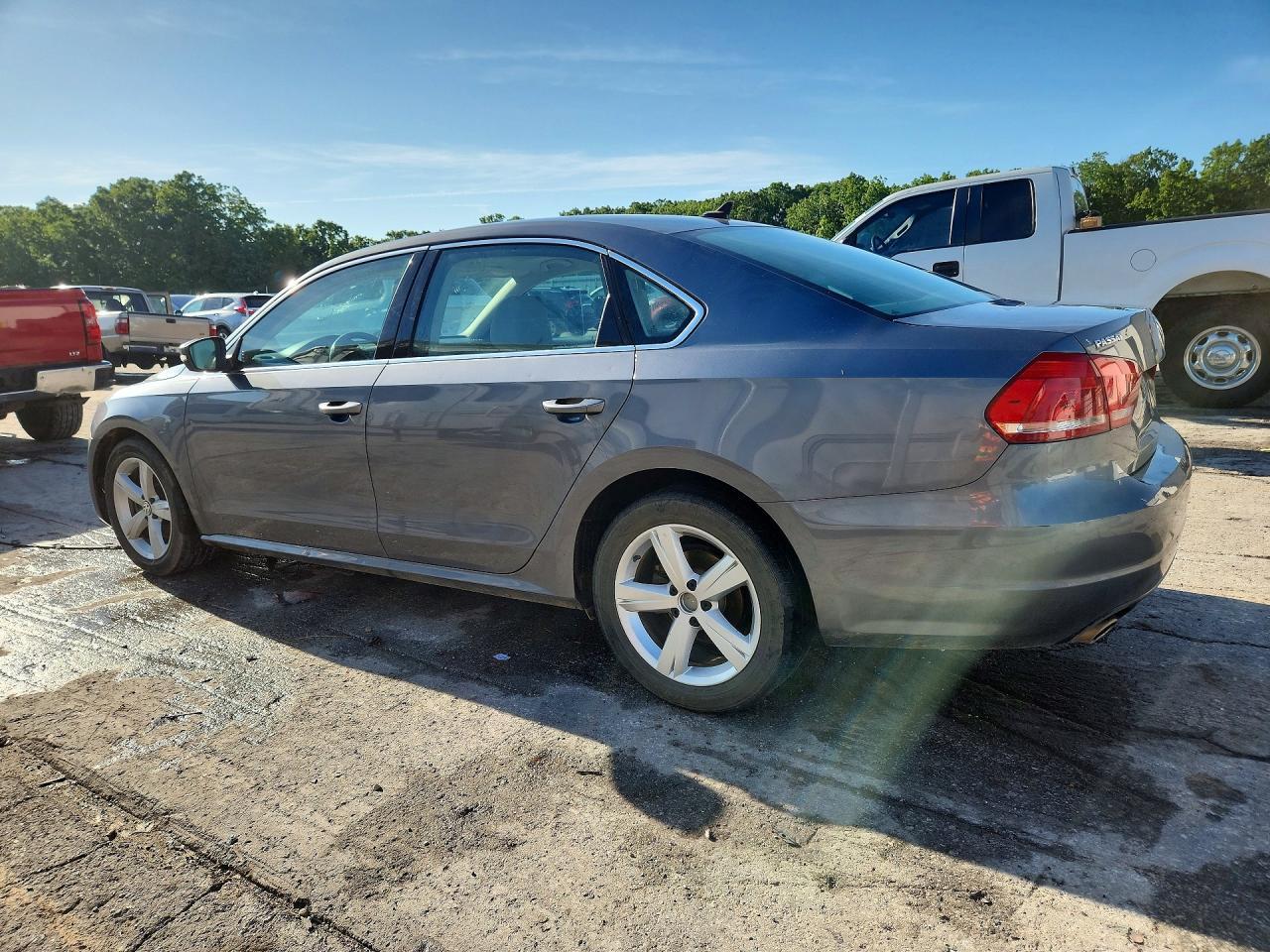 2013 Volkswagen Passat Se - Image 2