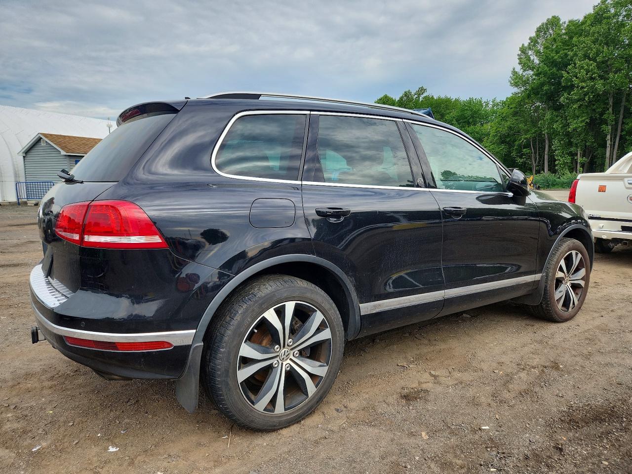 2017 Volkswagen Touareg Wolfsburg - Image 3