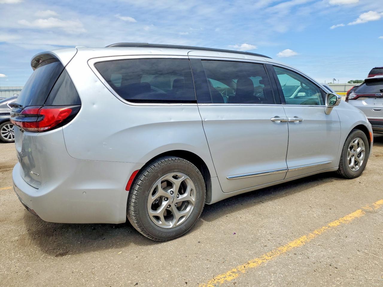 2022 Chrysler Pacifica Limited - Image 3