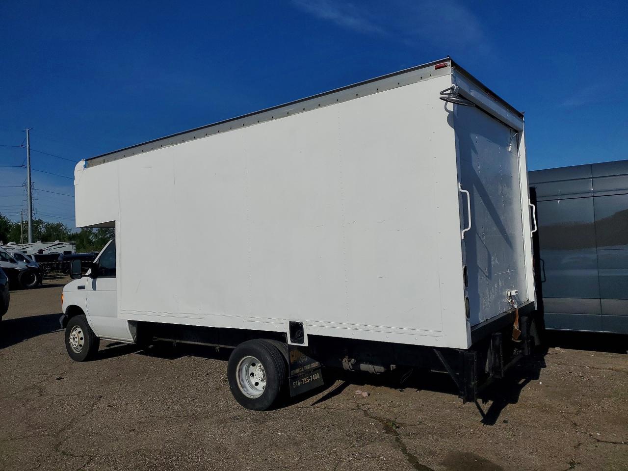 2007 Ford E450 Box Truck - Image 2