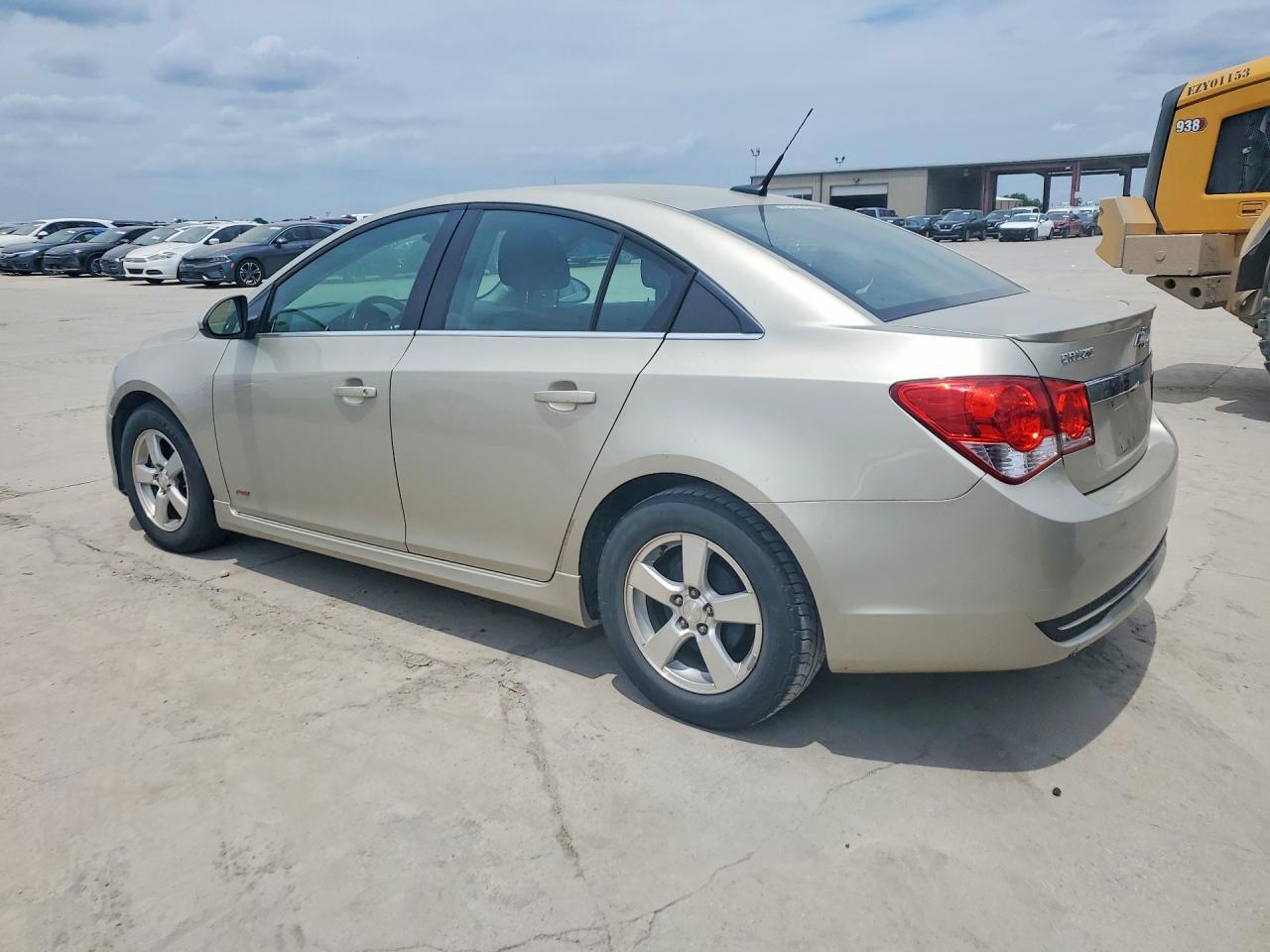 2014 Chevrolet Cruze Lt - Image 2
