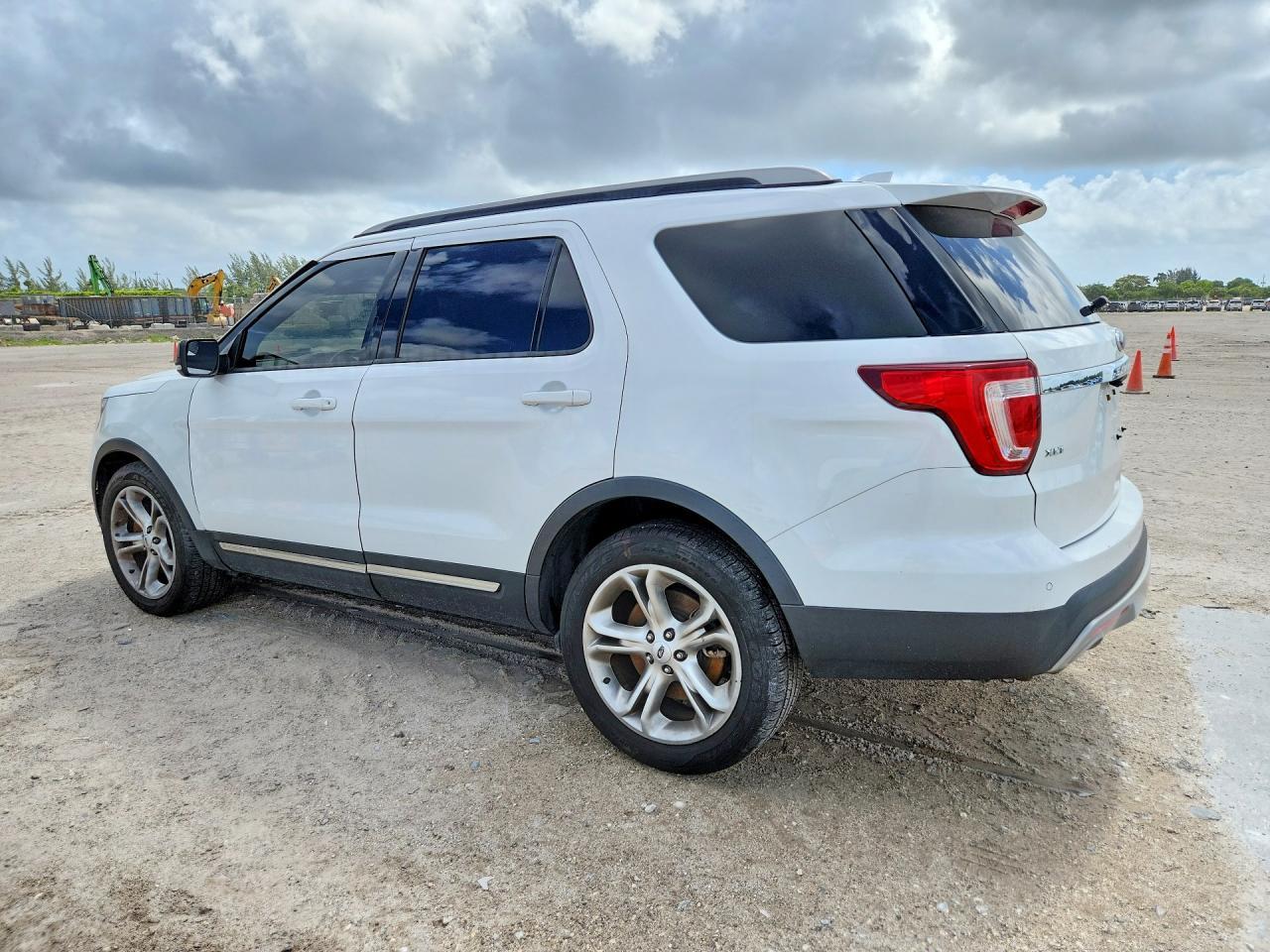 2016 Ford Explorer Xlt - Image 2