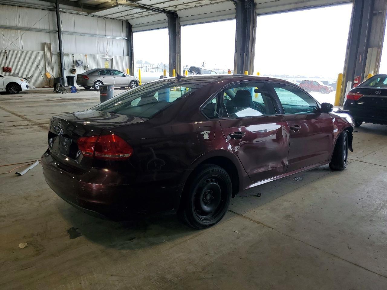2013 Volkswagen Passat S - Фото 3