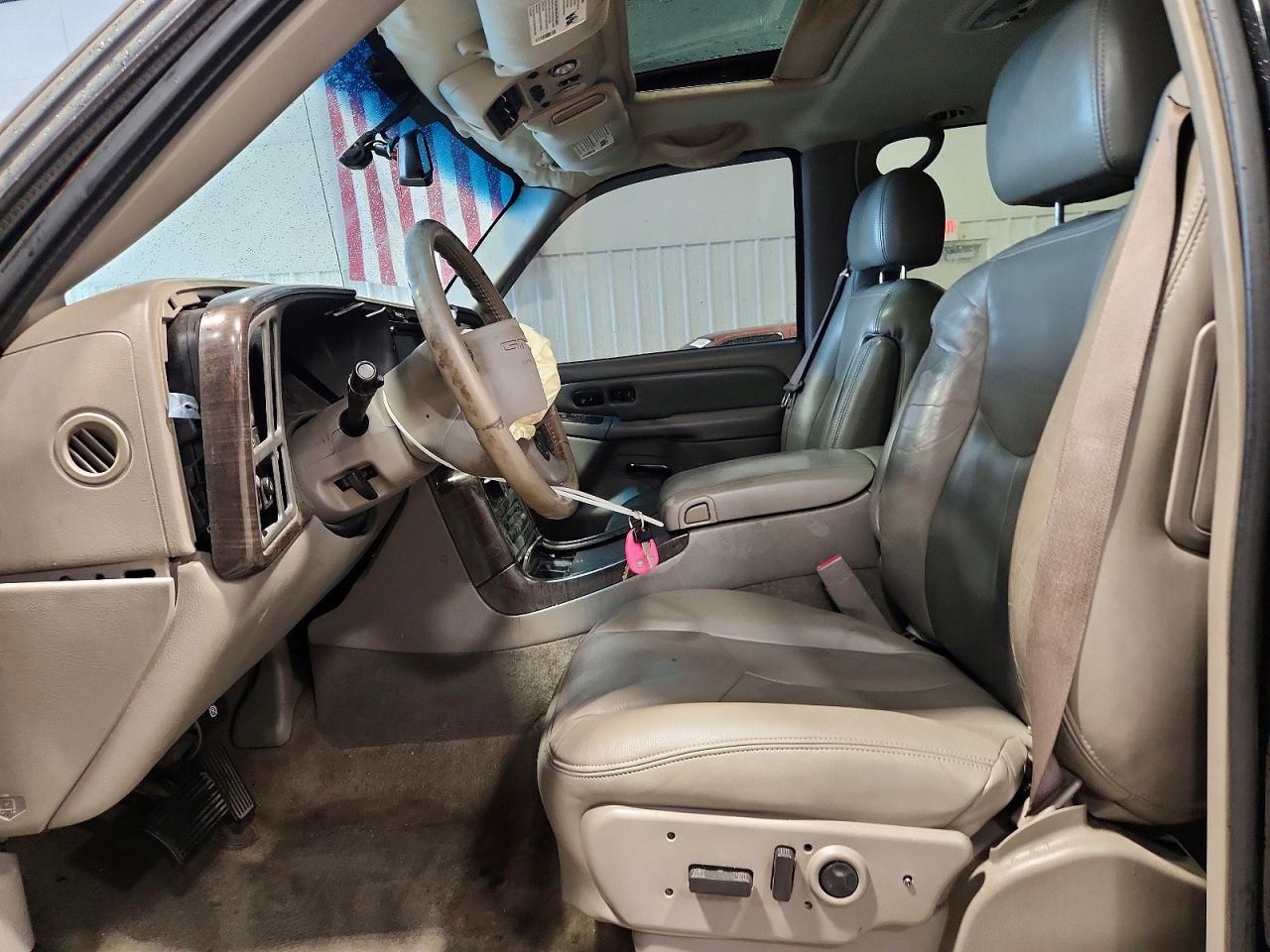 2005 GMC Yukon Denali - Image 7