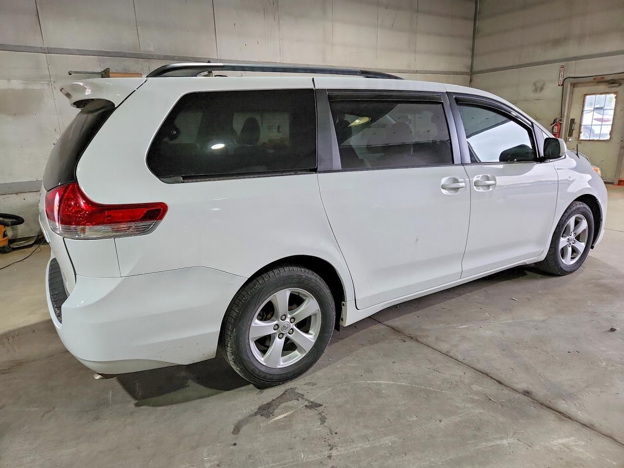 2011 Toyota Sienna Le - Фото 3