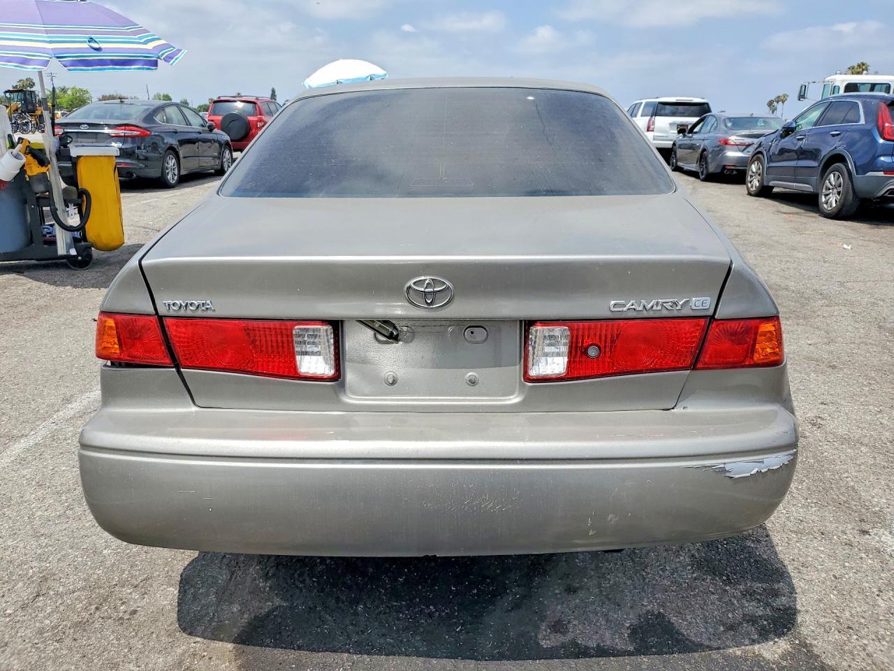 2001 Toyota Camry Ce - Фото 6