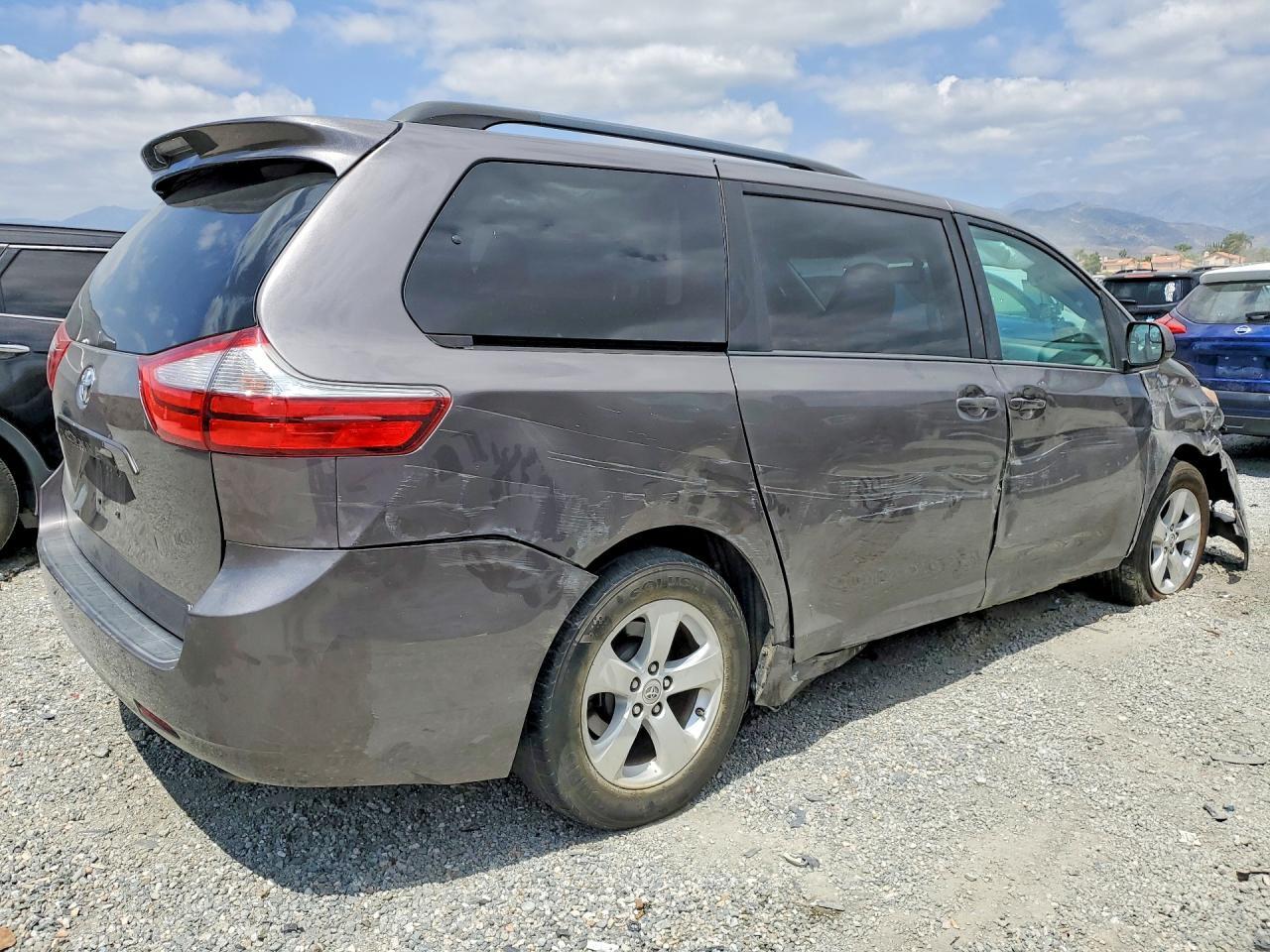 2017 Toyota Sienna Le - Фото 3