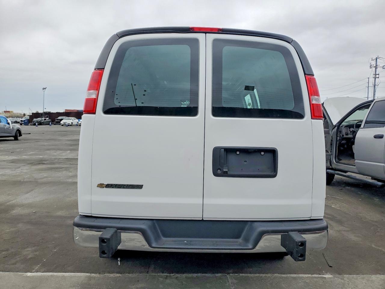 2024 Chevrolet Express G2500 - Cargo Van *** Clean Title * Prior Fleet *** - Фото 6