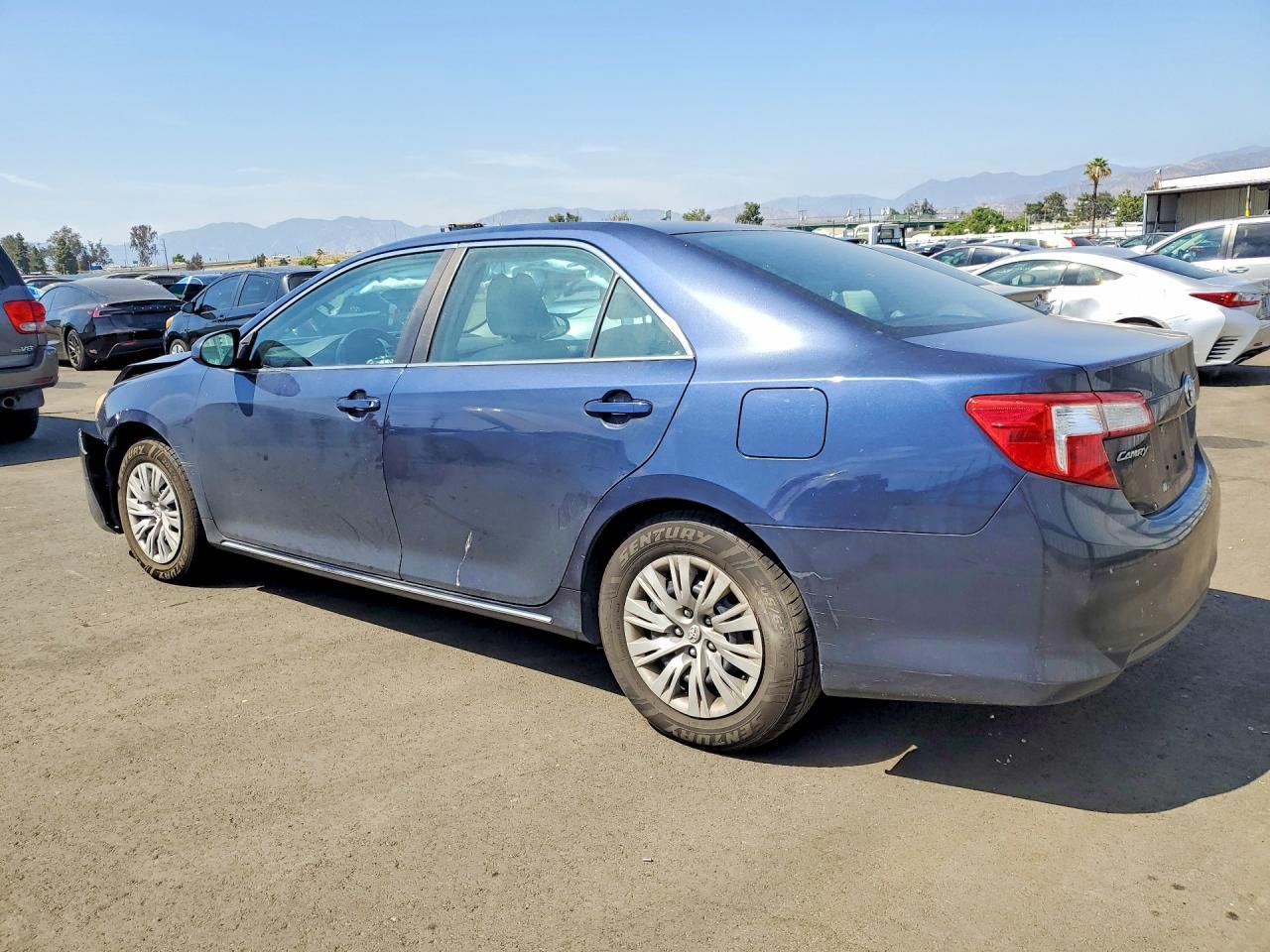 2014 Toyota Camry Hybrid Le - Image 2