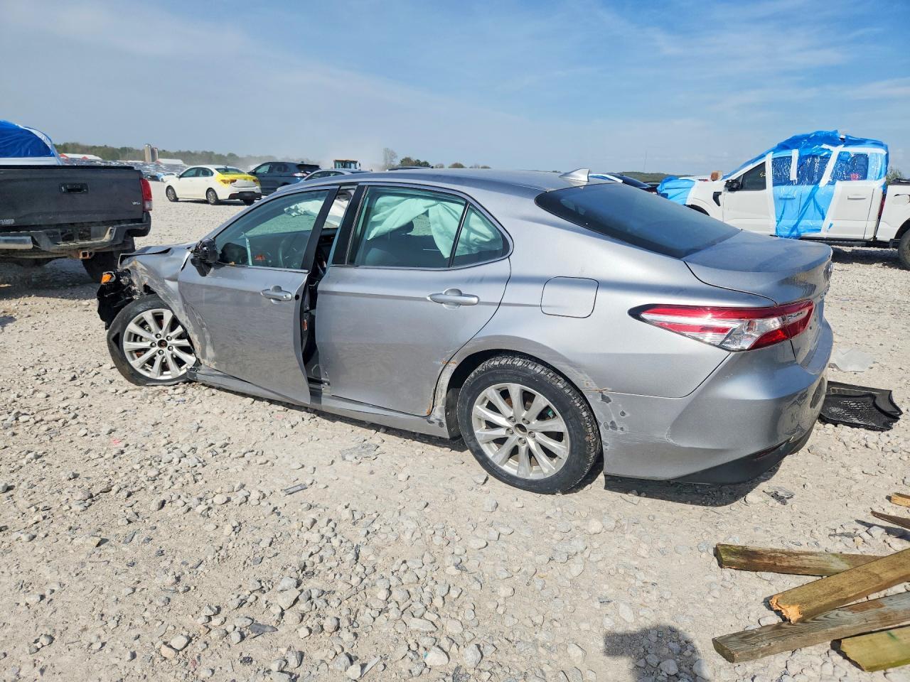 2020 Toyota Camry Le - Фото 2