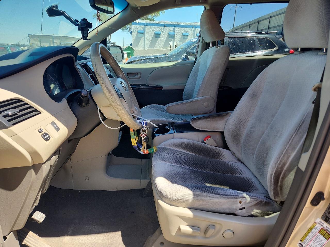 2011 Toyota Sienna Le - Image 7