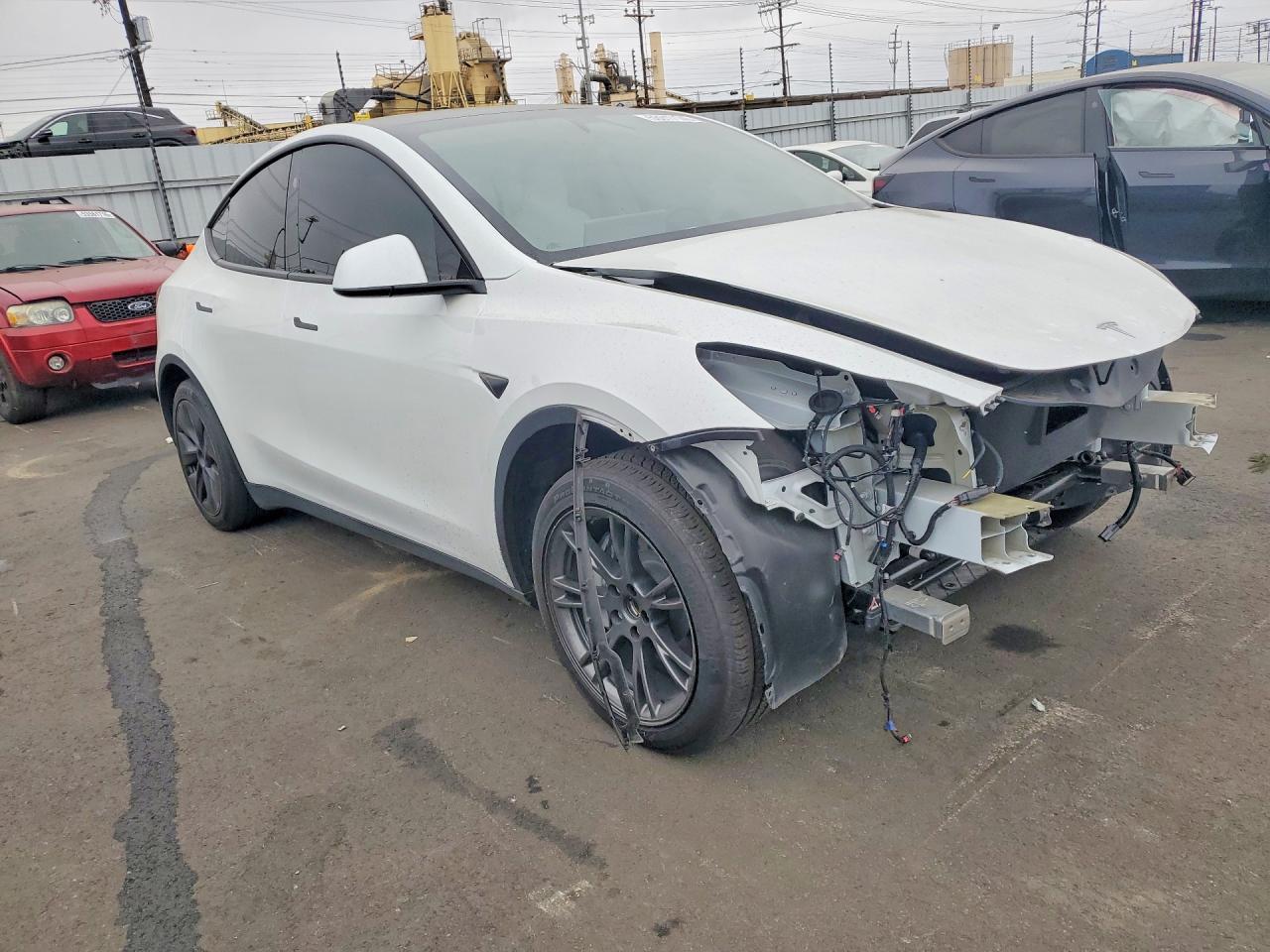 2025 Tesla Model Y - Фото 4