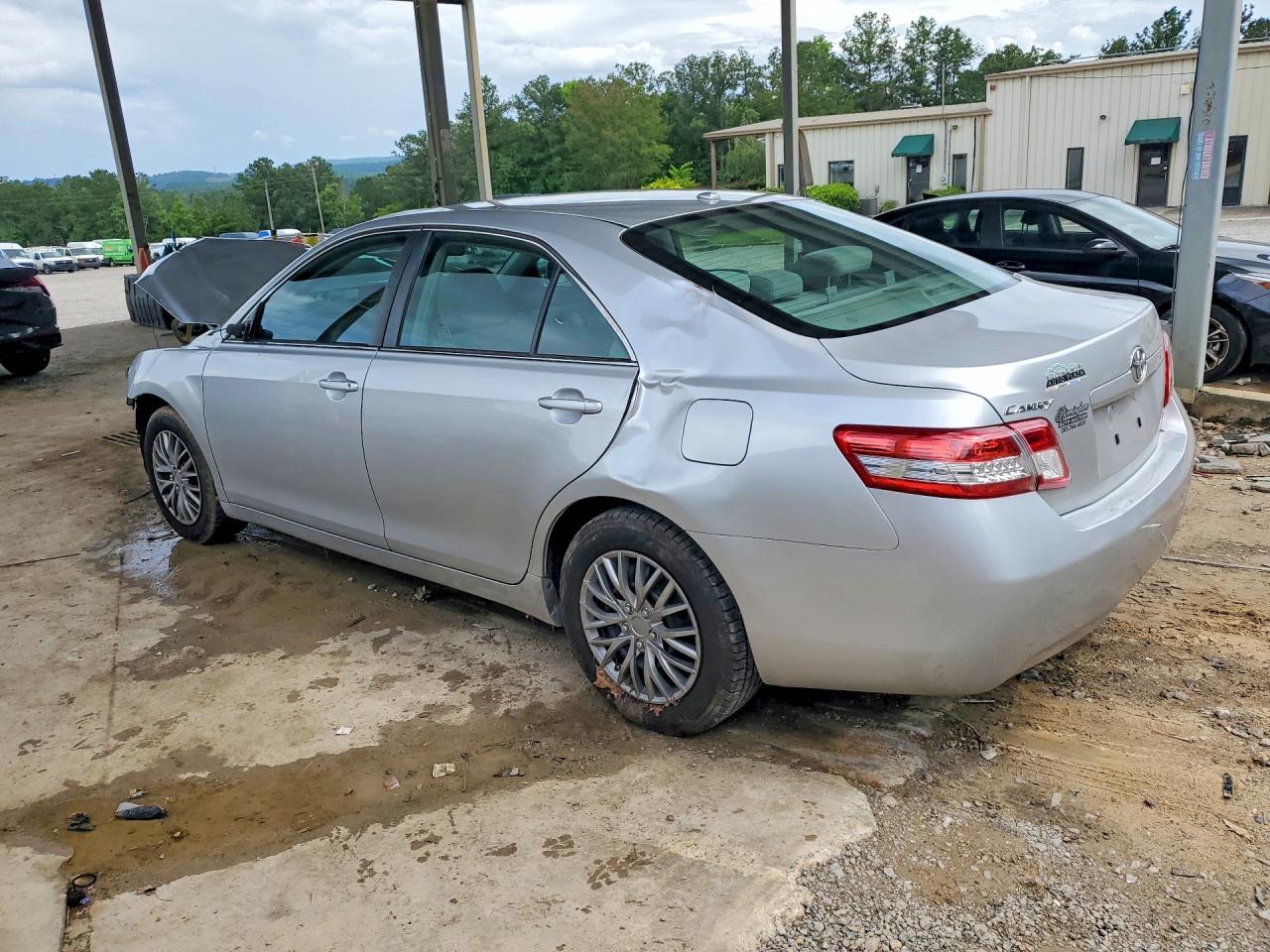 2010 Toyota Camry Le - Фото 2
