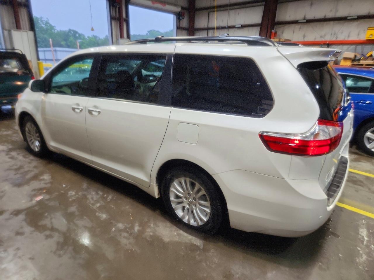 2017 Toyota Sienna Xle Premium 8-Passenger - Image 2