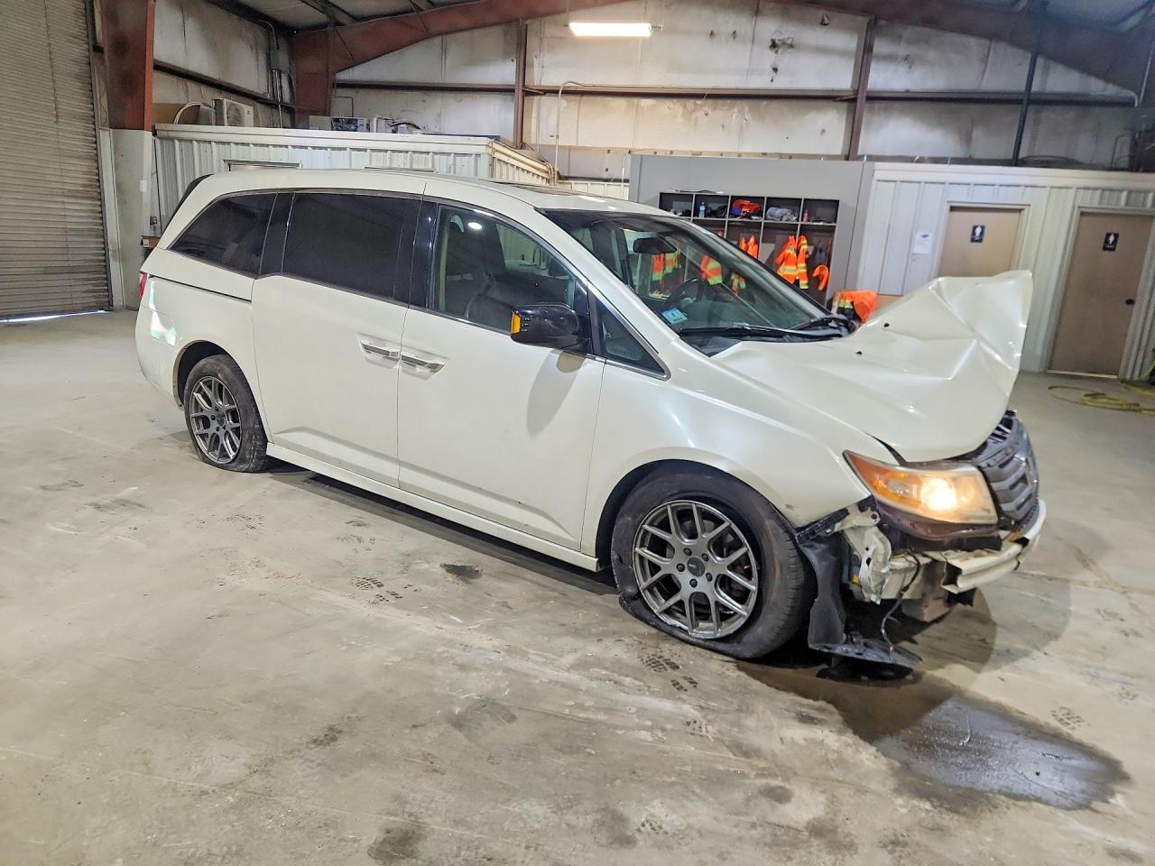 2013 Honda Odyssey Touring - Image 4
