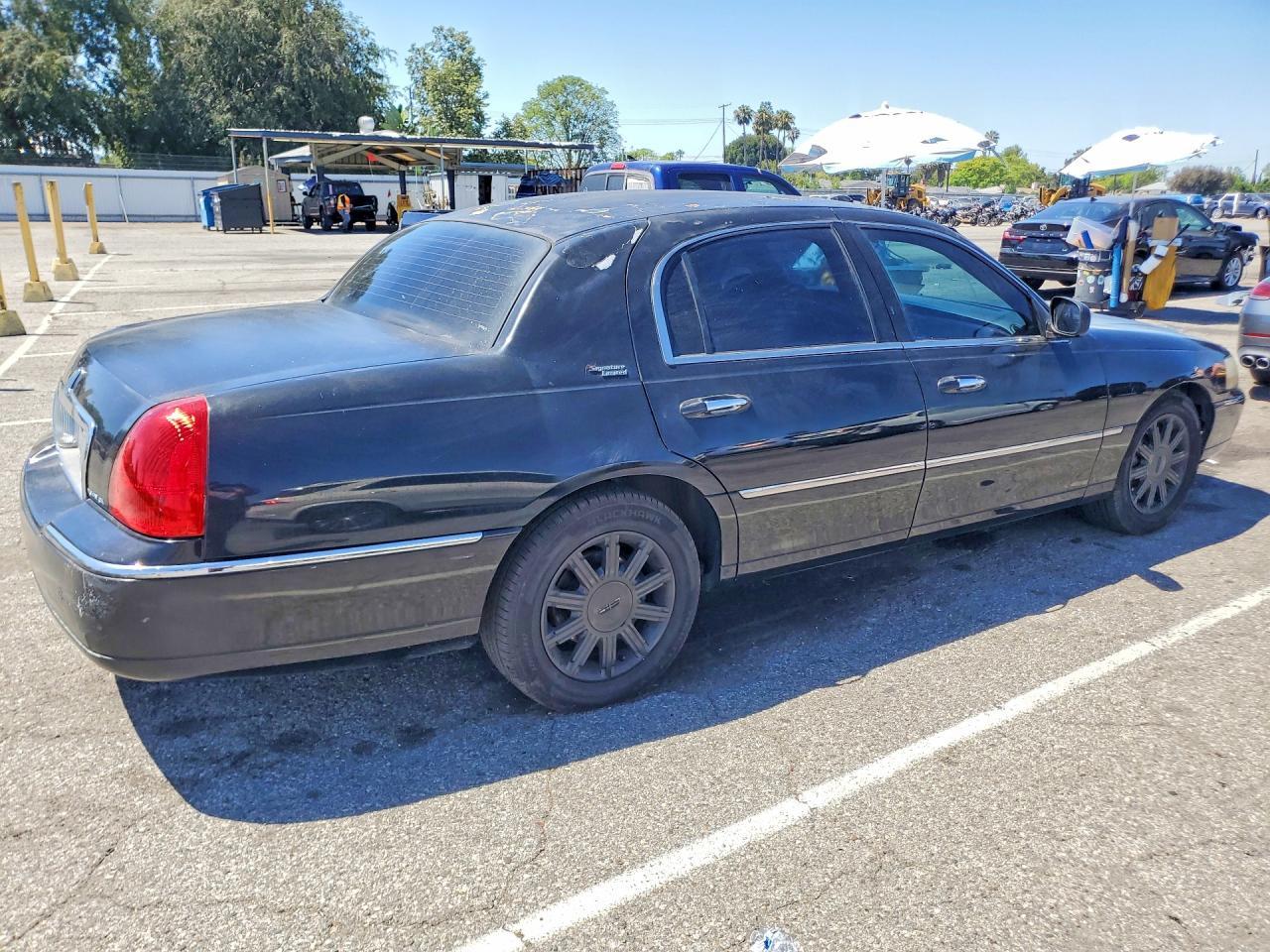 2010 Lincoln Town Car Signature Limited - Фото 3