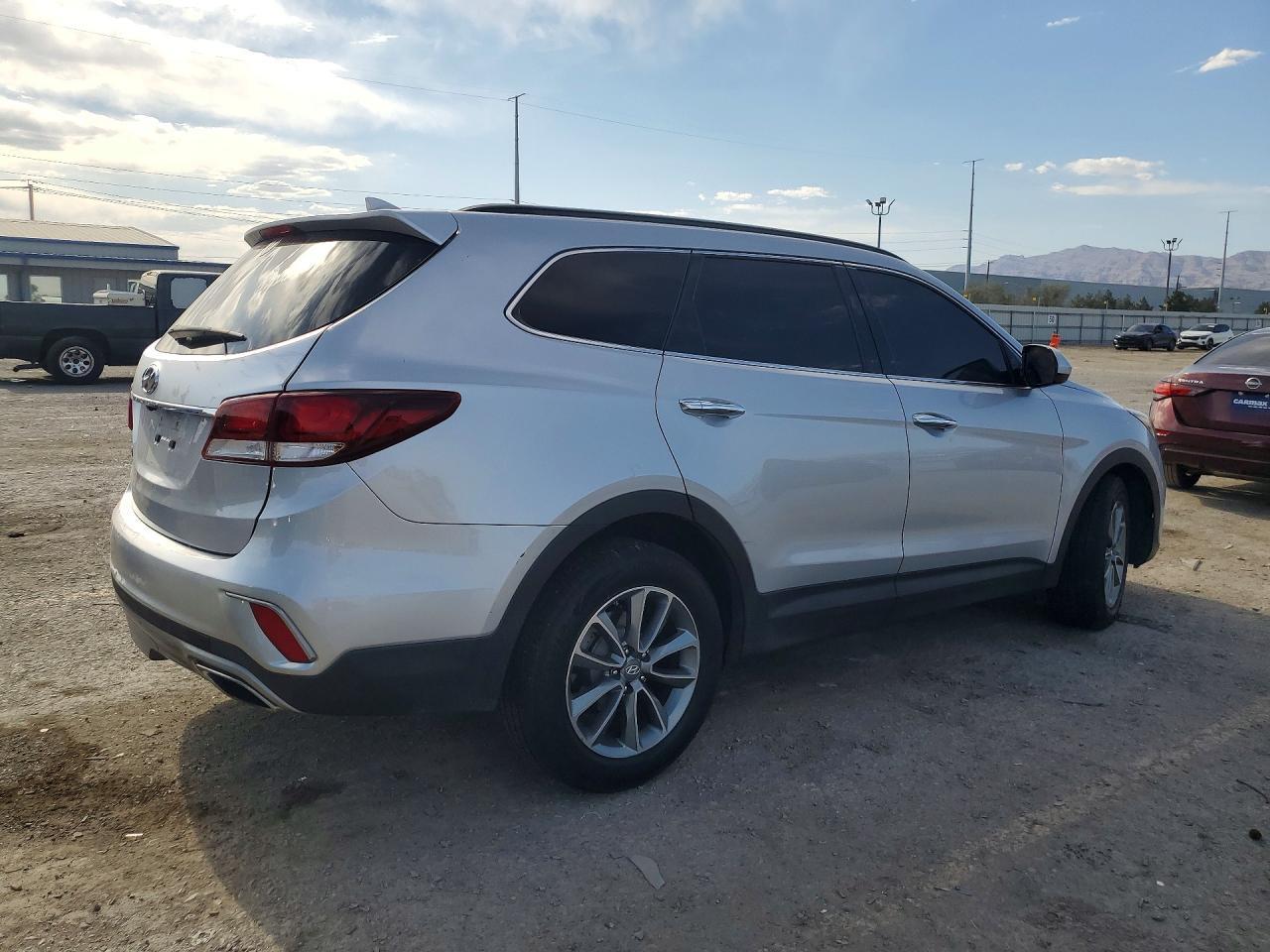 2017 Hyundai Santa Fe Se - Фото 3