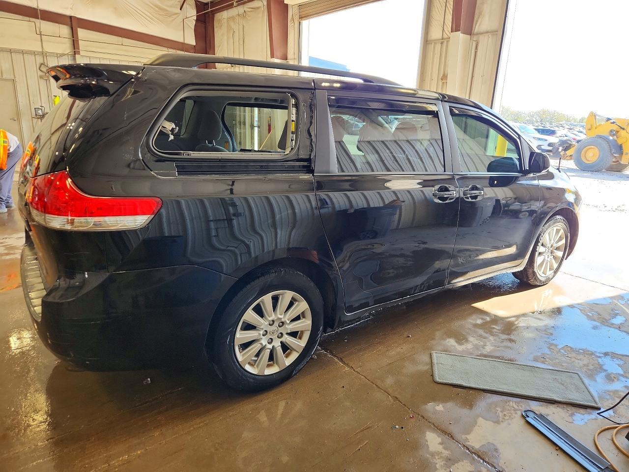 2013 Toyota Sienna Le - Image 3
