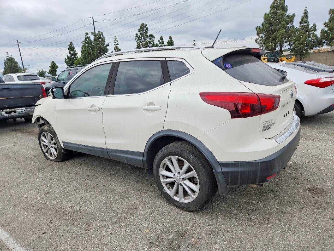 2017 Nissan Rogue Sport Sv - Image 2