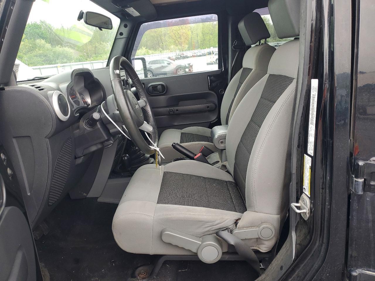 2010 Jeep Wrangler Unlimited Sahara - Image 7