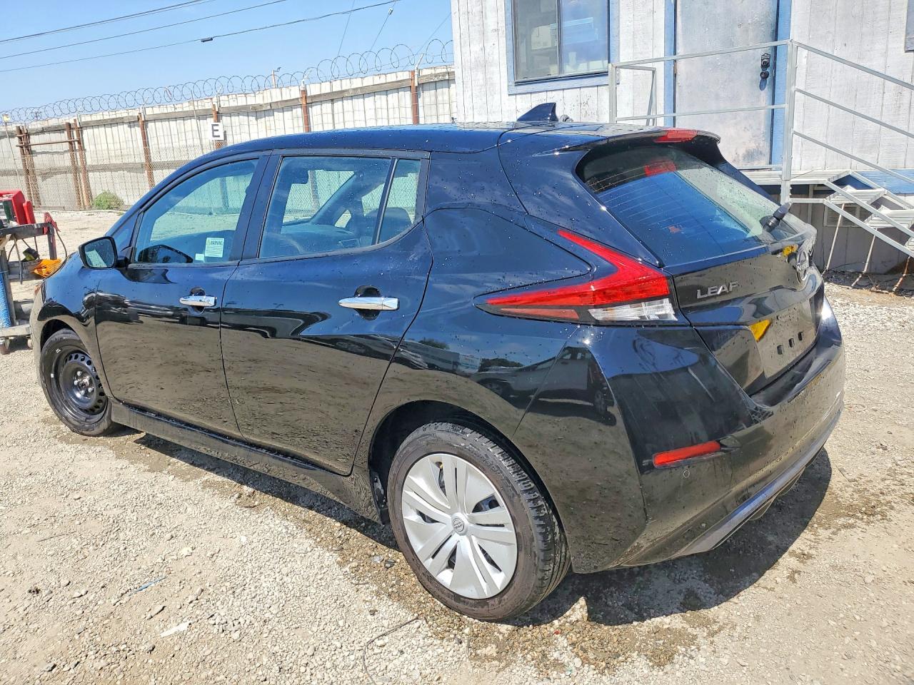 2025 Nissan Leaf S - Фото 2