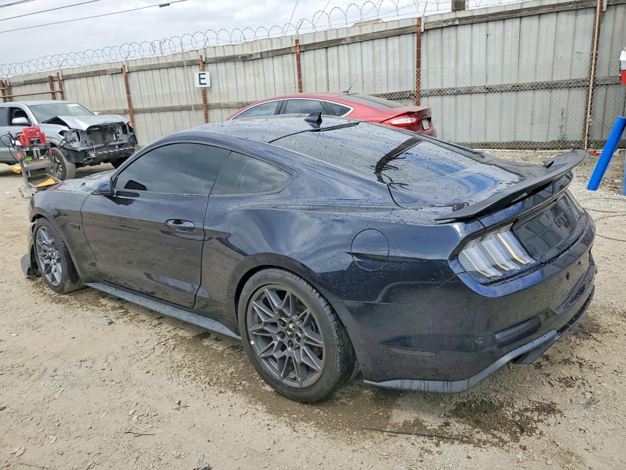 2021 Ford Mustang Gt - Фото 2