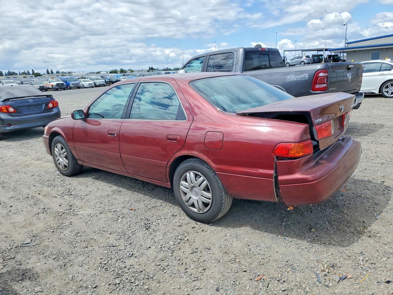2001 Toyota Camry Le - Фото 2