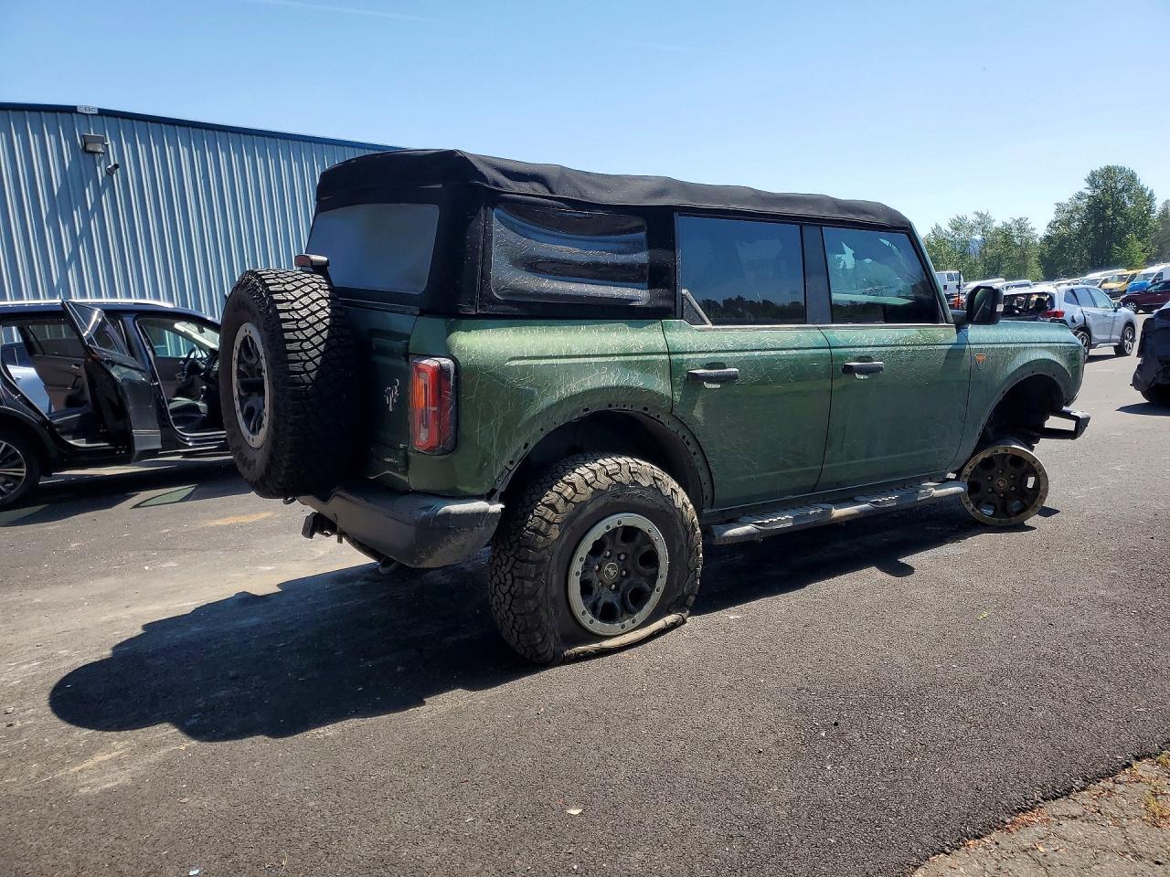 2022 Ford Bronco Base - Image 3