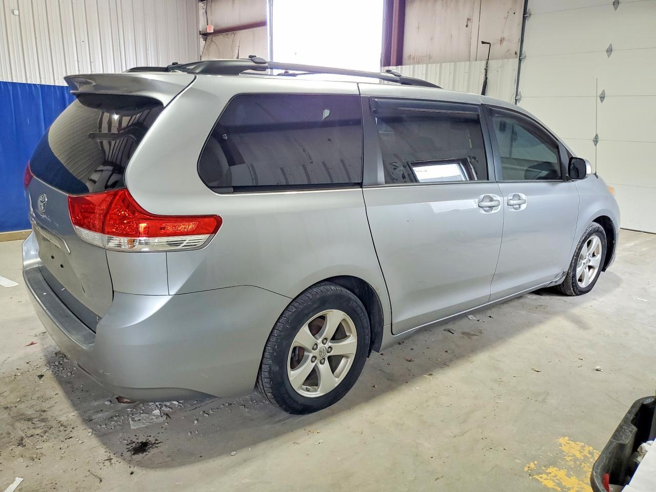 2013 Toyota Sienna Le - Image 3