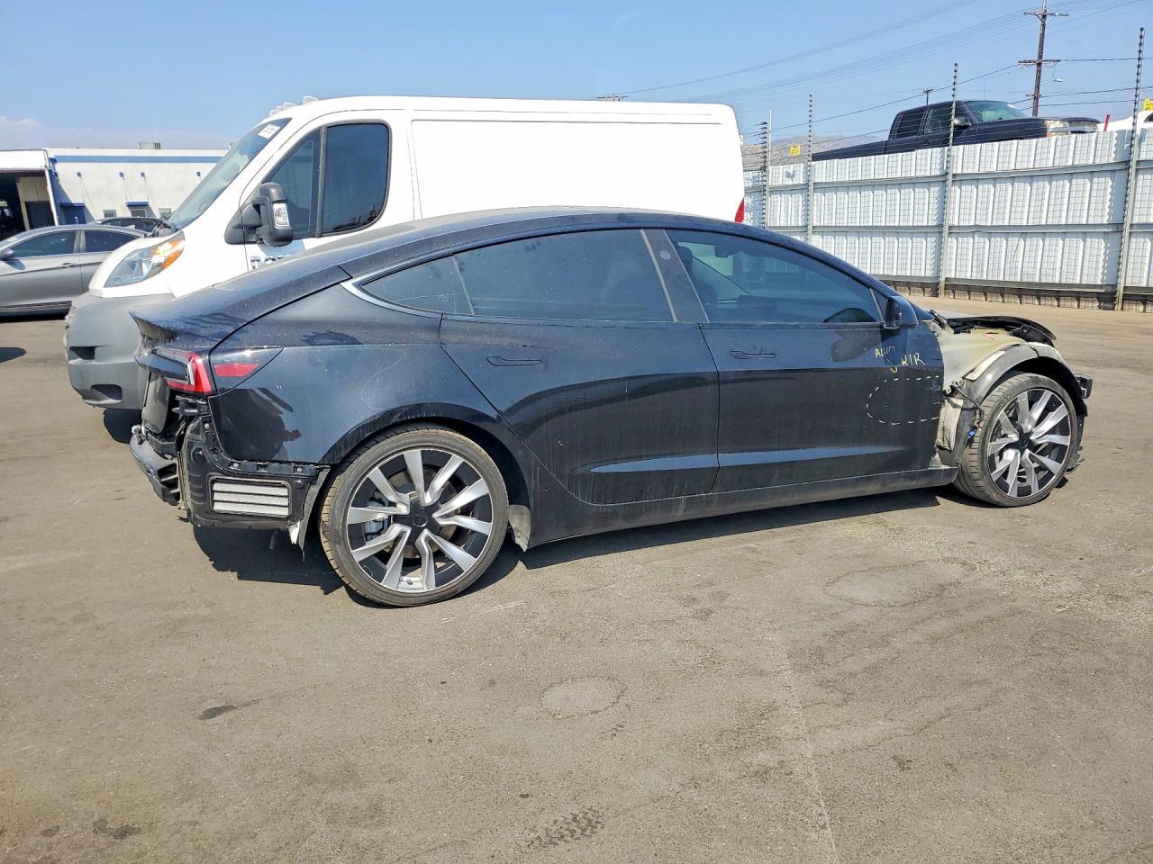 2024 Tesla Model 3 - Фото 3