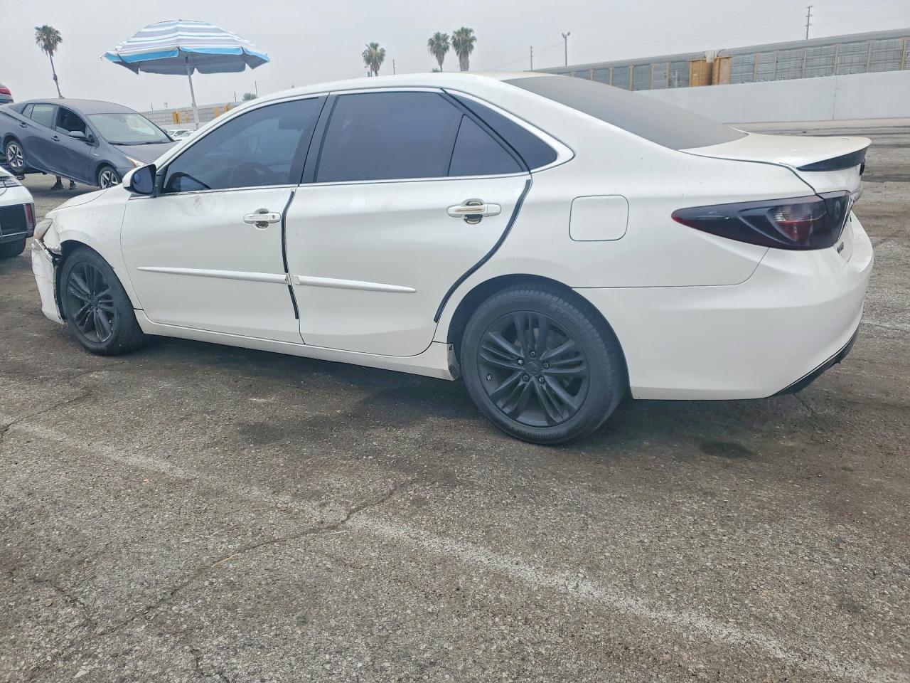 2015 Toyota Camry Se - Image 2