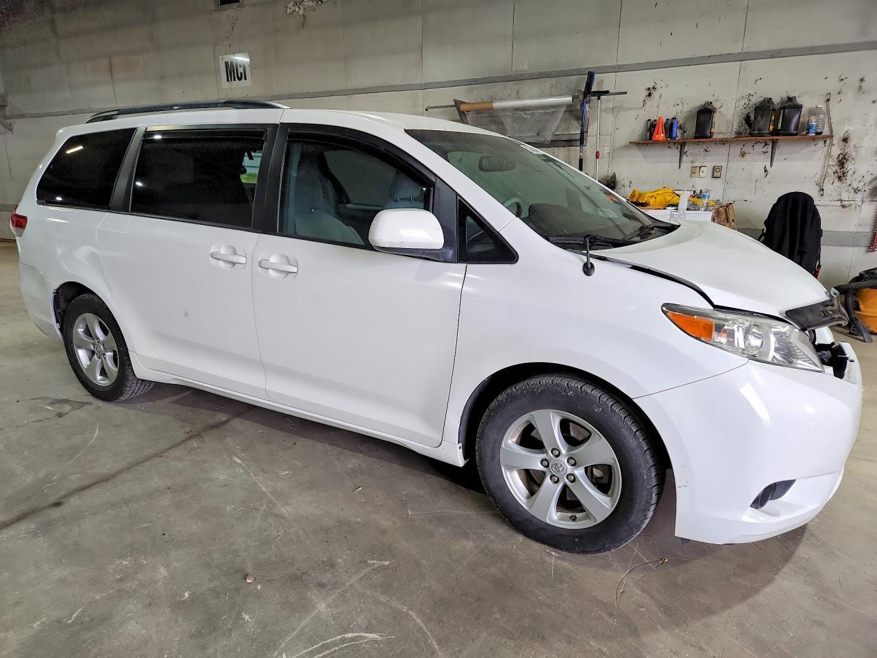 2011 Toyota Sienna Le - Фото 4