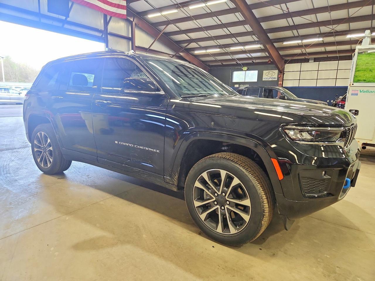 2024 Jeep Grand Cherokee Overland 4Xe - Image 4