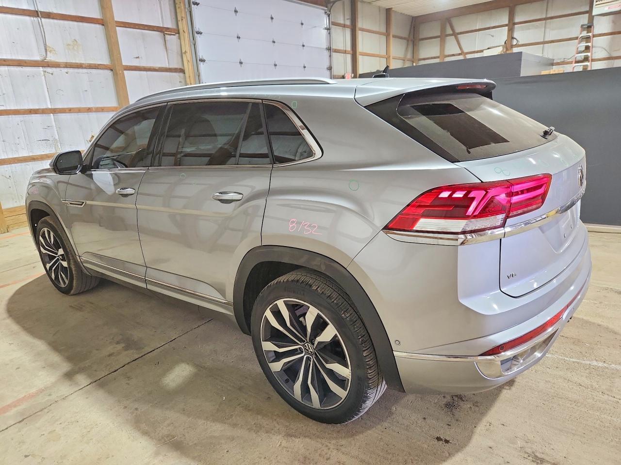 2022 Volkswagen Atlas Cross Sport Sel Premium R-Line - Image 2