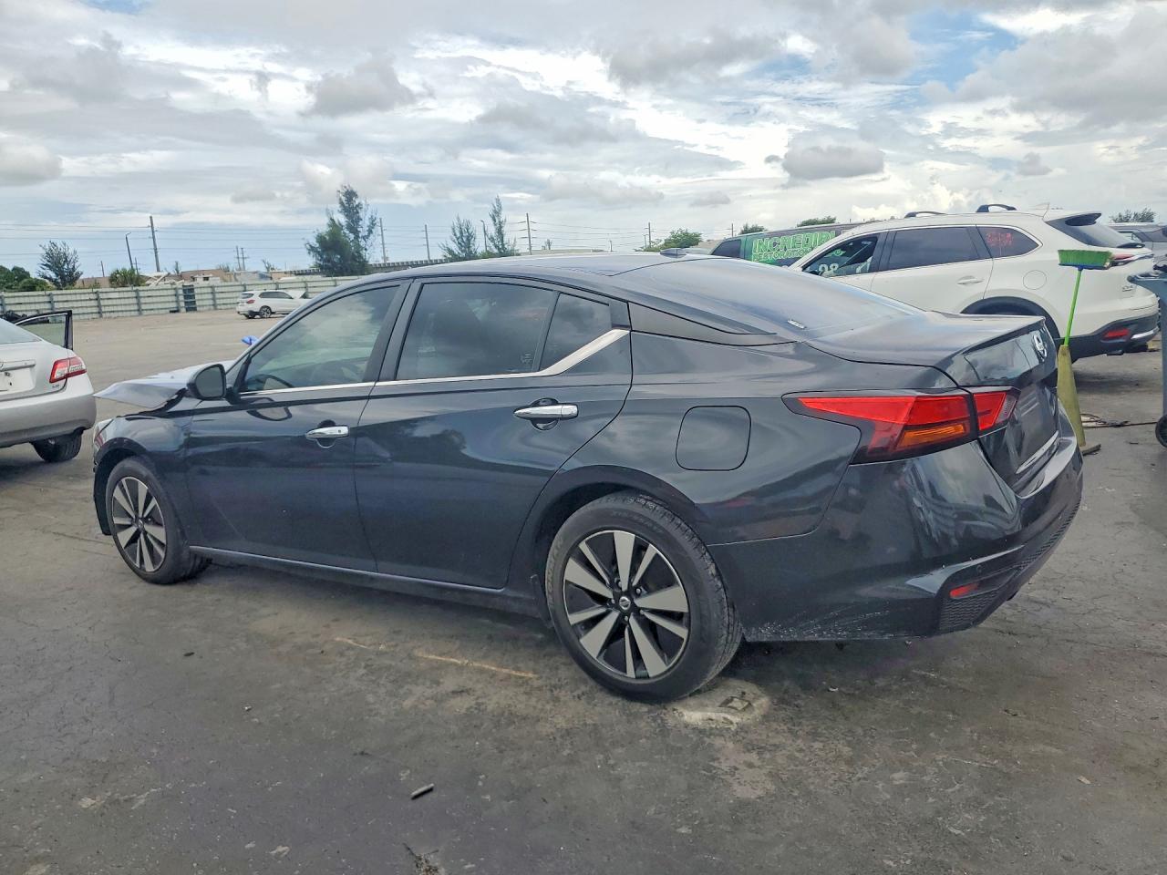 2021 Nissan Altima Sv - Image 2