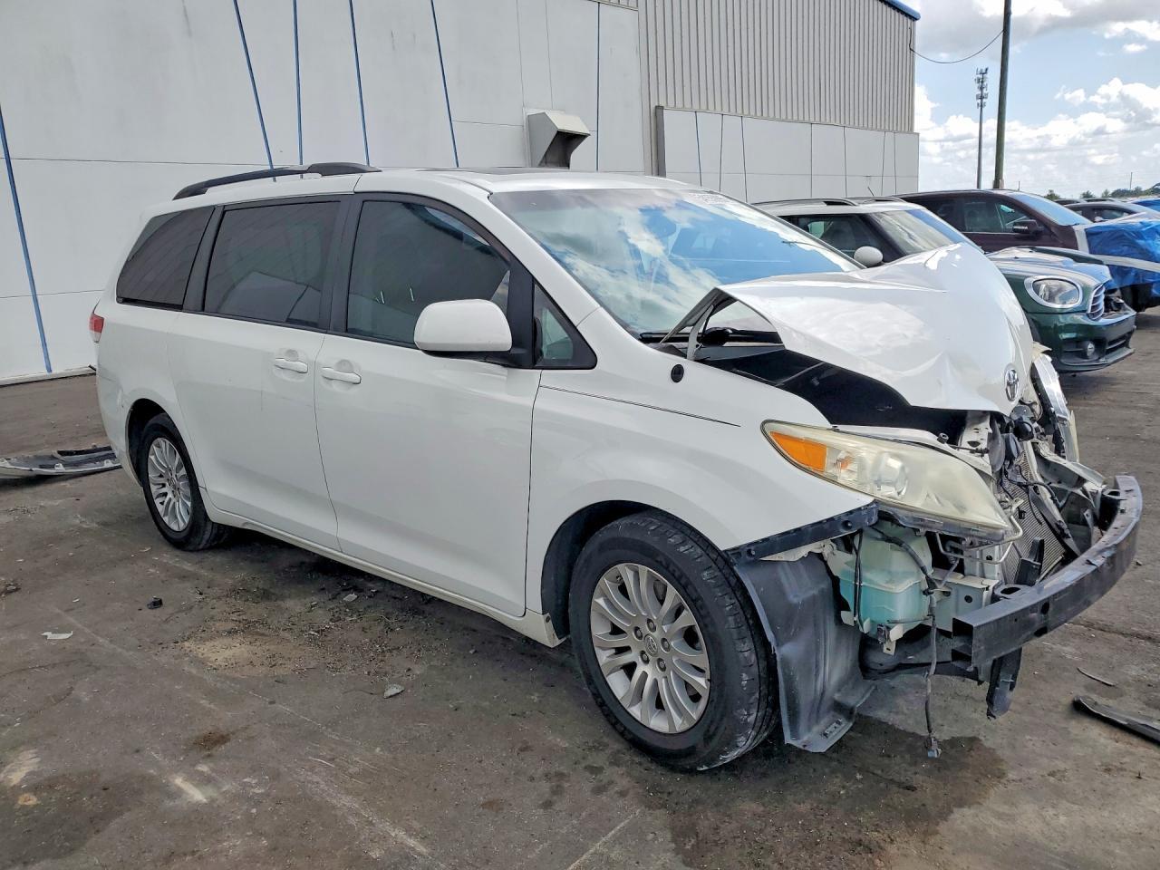 2014 Toyota Sienna Xle 8-Passenger - Image 4