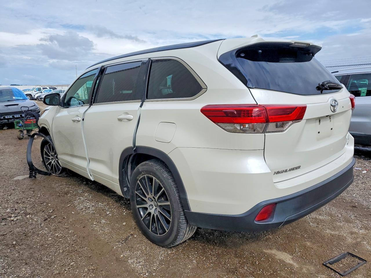 2018 Toyota Highlander Se - Image 2