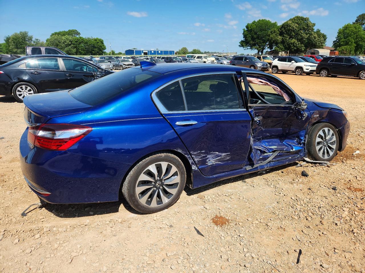 2017 Honda Accord Touring Hybrid - Image 3