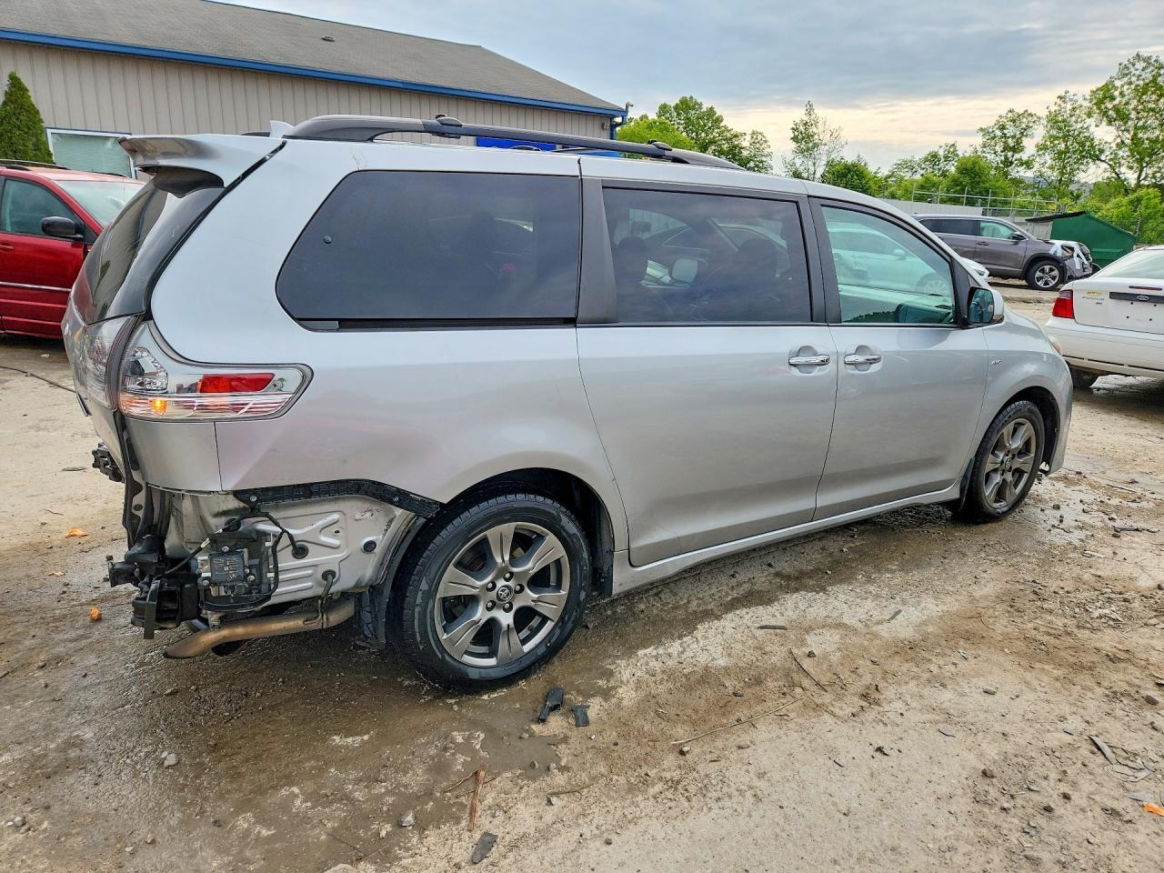 2019 Toyota Sienna Se Premium 7-Passenger - Image 3