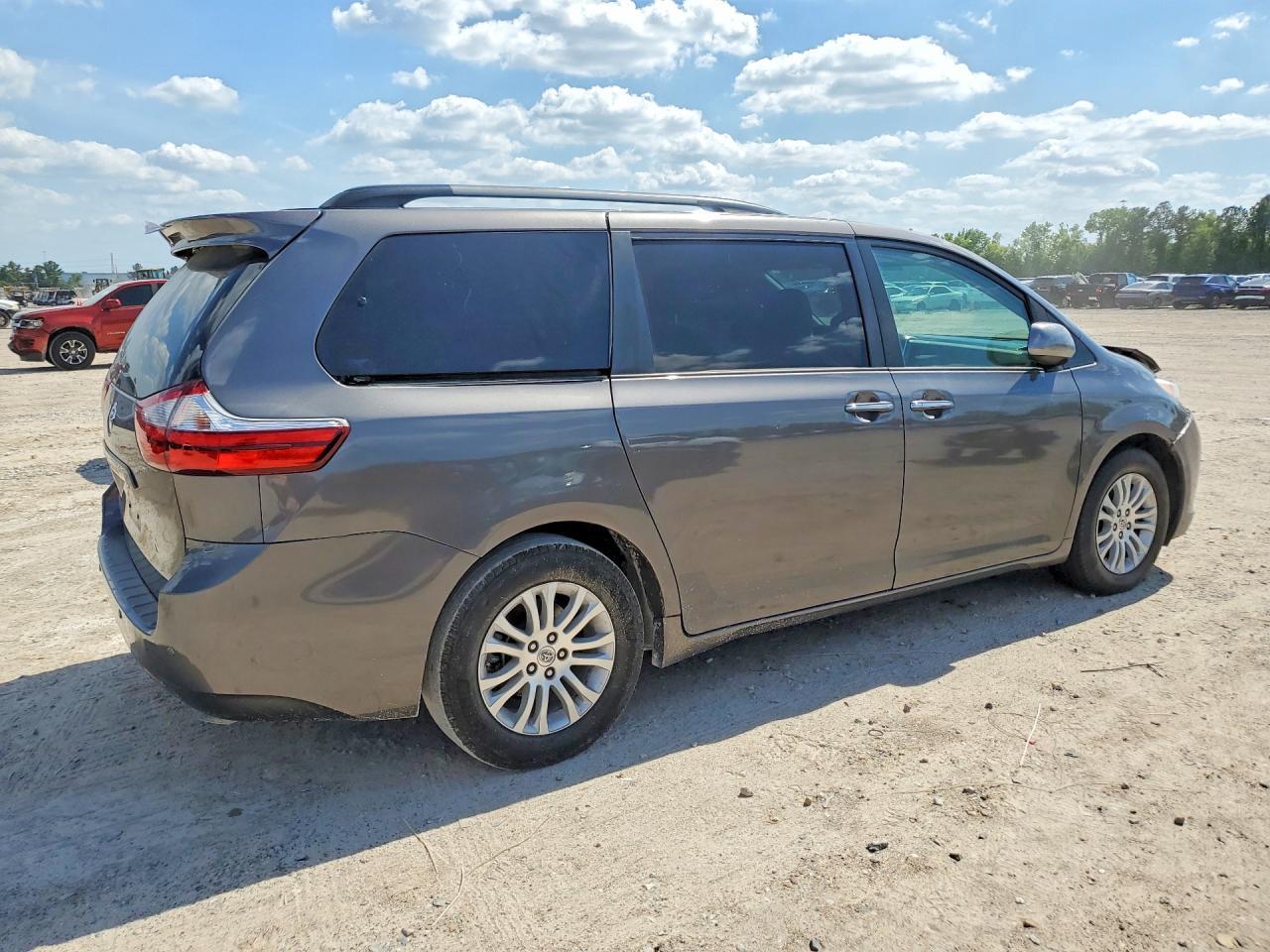 2017 Toyota Sienna Xle 8-Passenger - Фото 3