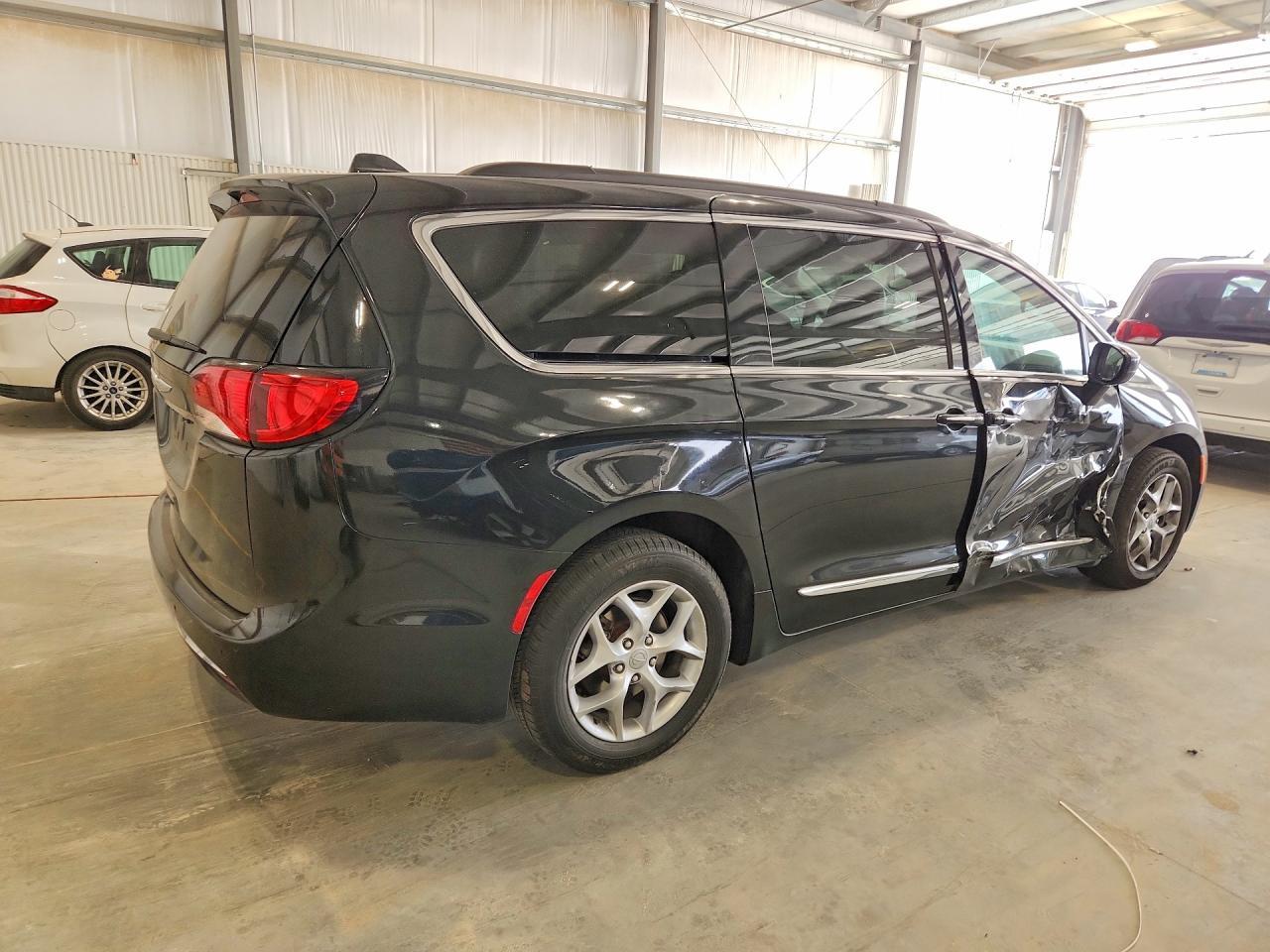 2017 Chrysler Pacifica Touring L - Image 3
