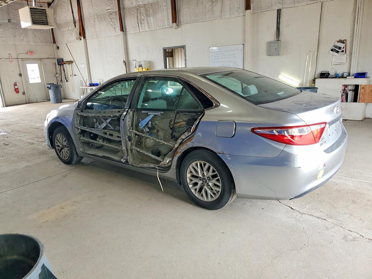 2017 Toyota Camry Le - Фото 2