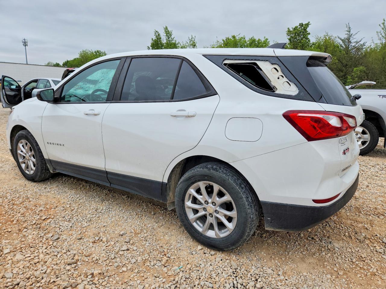 2020 Chevrolet Equinox Ls - Фото 2