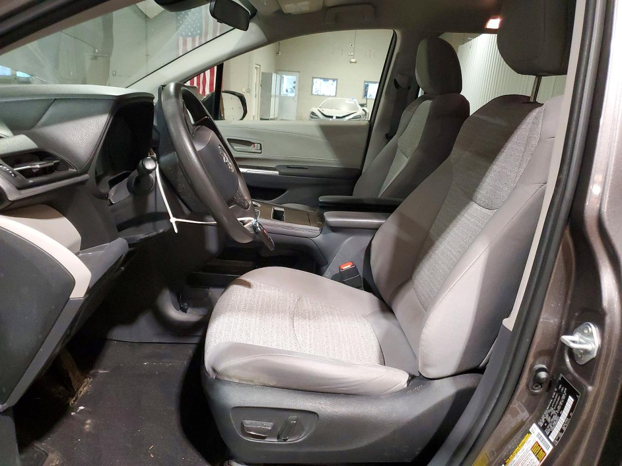 2022 Toyota Sienna Le - Фото 7