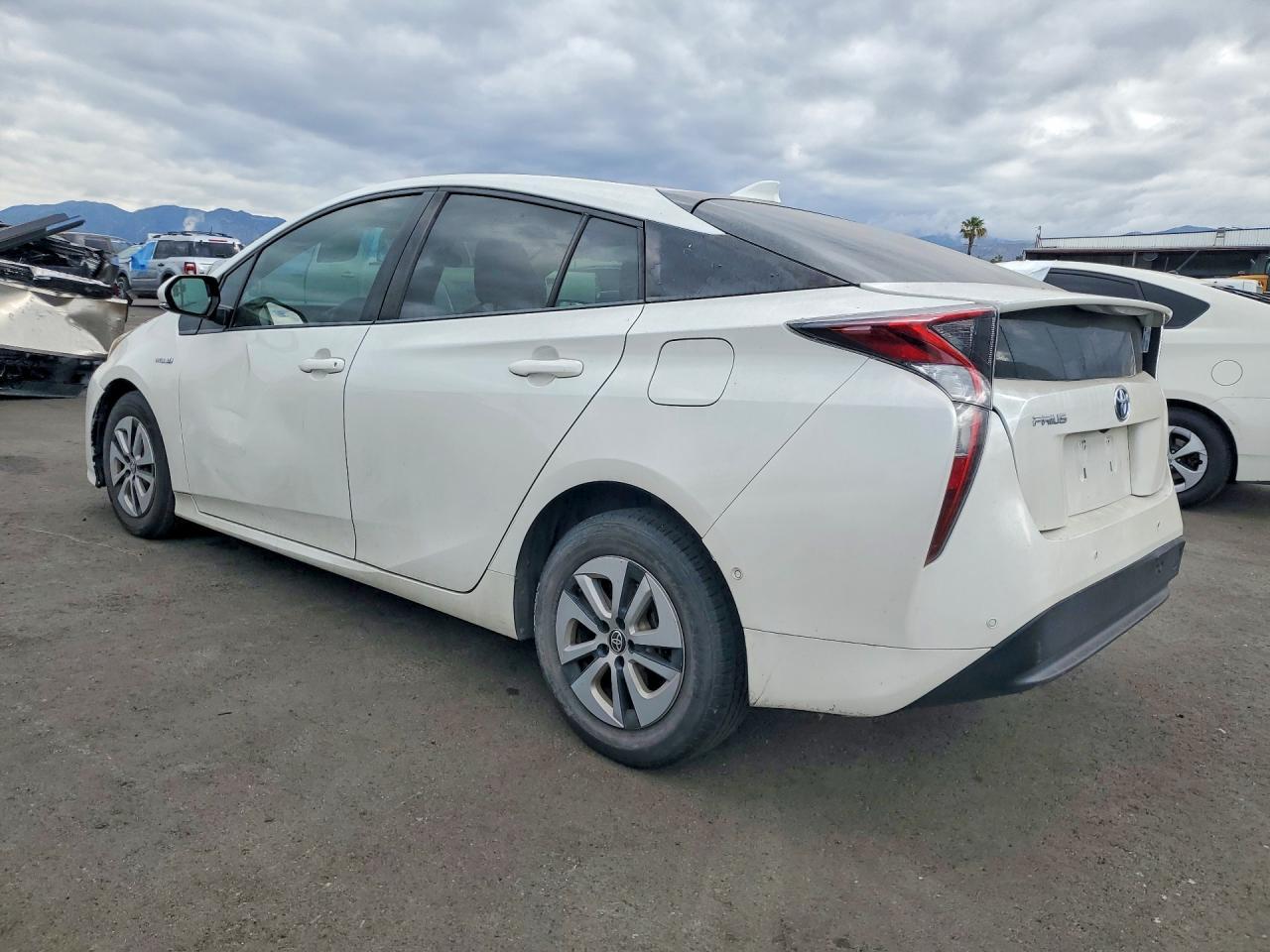 2017 Toyota Prius Two - Фото 2