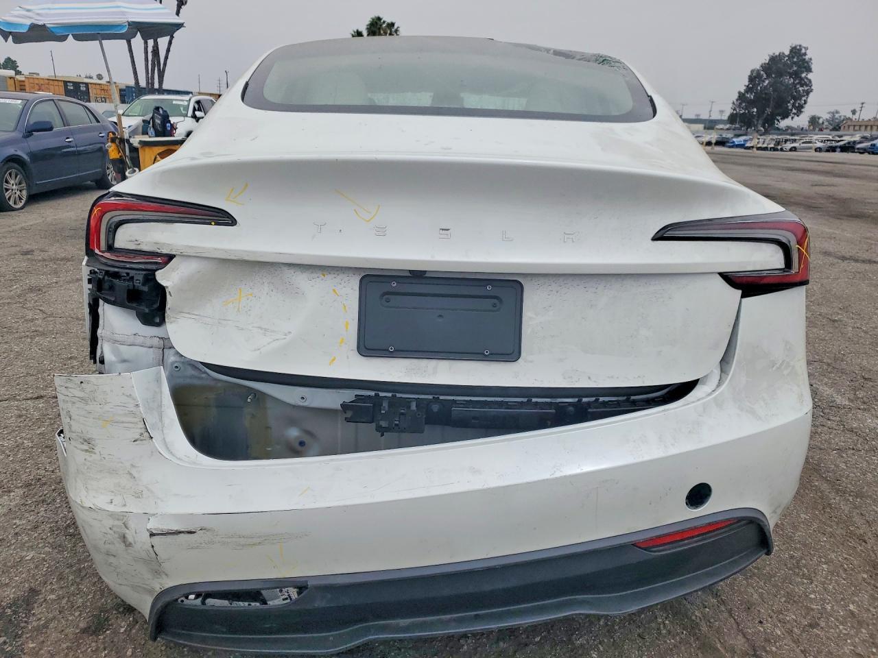 2025 Tesla Model 3 - Фото 6