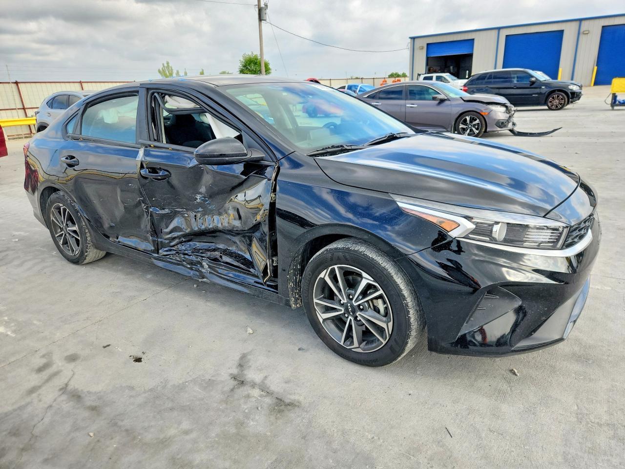 2023 Kia Forte Lxs - Фото 4