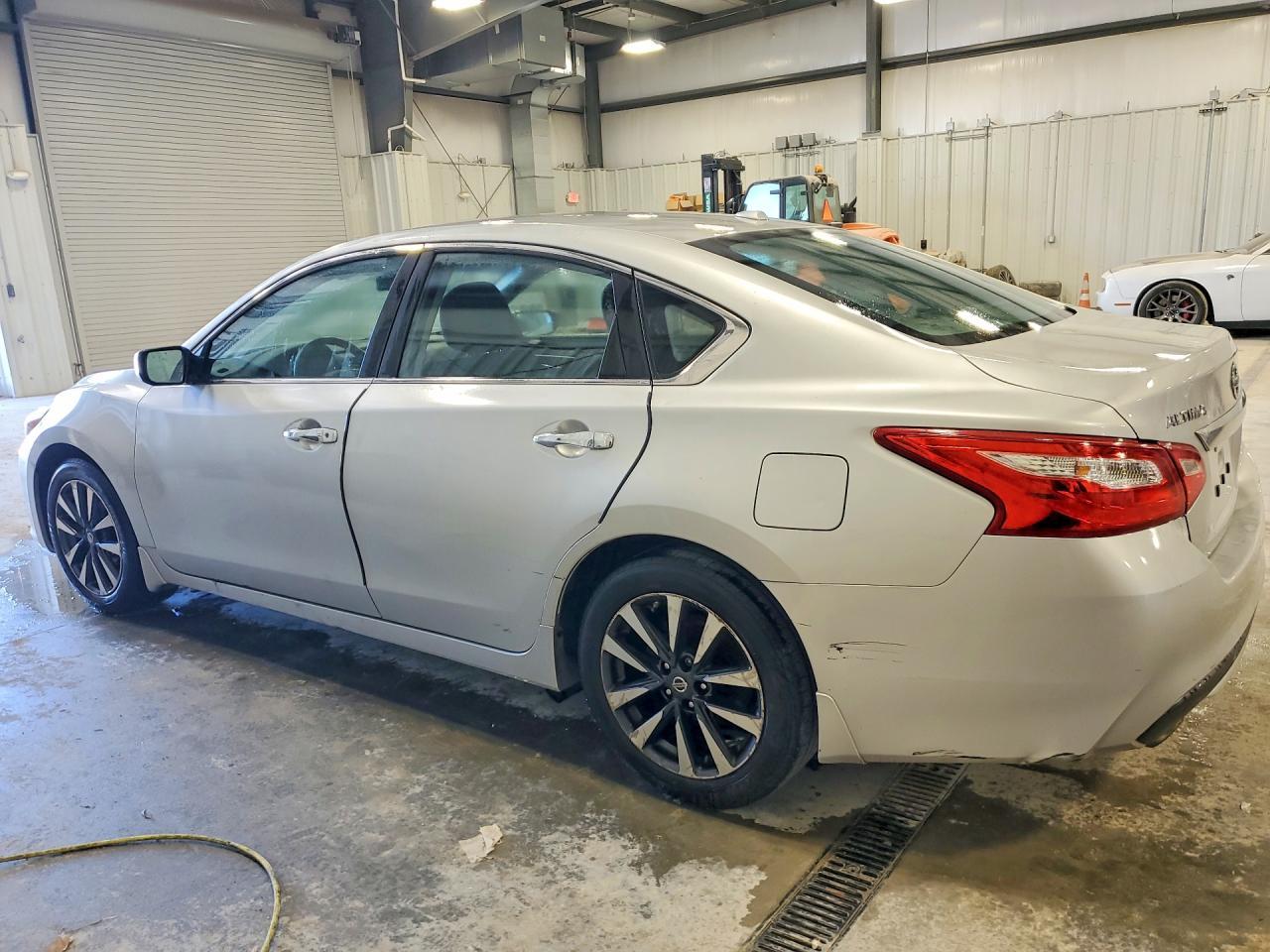 2016 Nissan Altima 2.5 Sv - Image 2